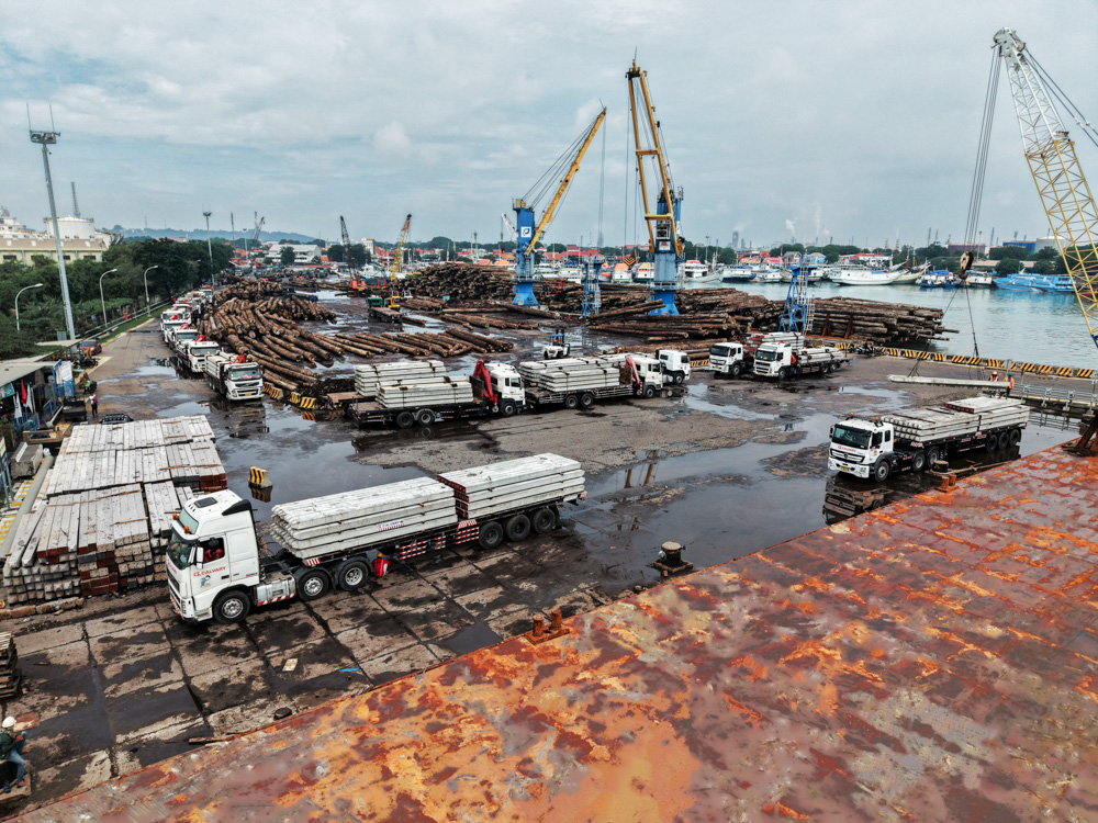 PILE DELIVERY TO BORNEO