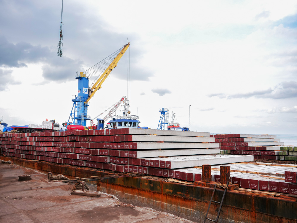 PILE DELIVERY TO BORNEO