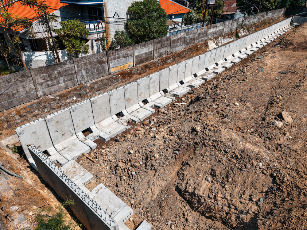 RETAINING WALL DI PERKOTAAN&nbsp; MENGGUNAKAN L-GUTTER&nbsp;