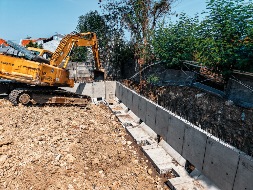 RETAINING WALL DI PERKOTAAN&nbsp; MENGGUNAKAN L-GUTTER&nbsp;