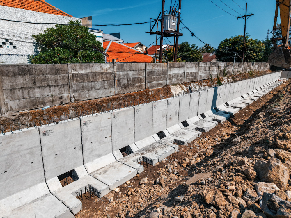 RETAINING WALL DI PERKOTAAN&nbsp; MENGGUNAKAN L-GUTTER&nbsp;